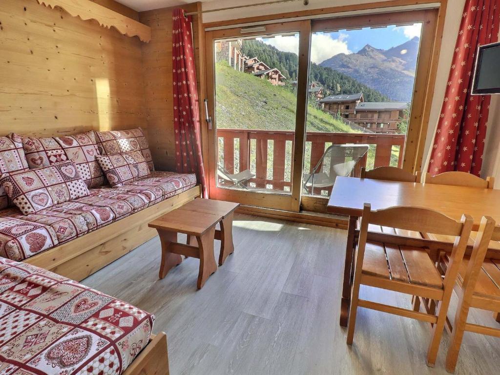 un salon avec un canapé et une table dans l'établissement Appartement cosy, skis aux pieds, 4 pers., proche commerces et écoles de ski - FR-1-182-99, à Méribel