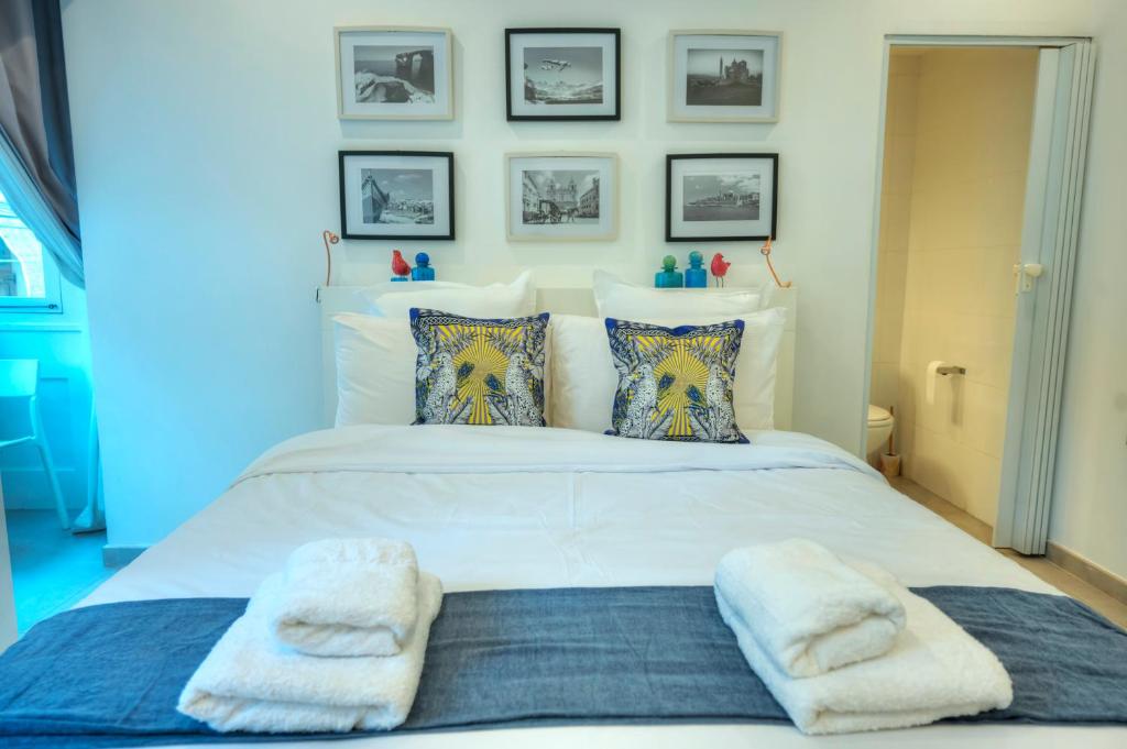 Postel nebo postele na pokoji v ubytování Seaview Sliema 30 seconds to High Street & Ferry, 2x Double En-suite Bedrooms, Modern Whole Traditional Townhouse, Kitchen, Living Area, & Roof Terrace