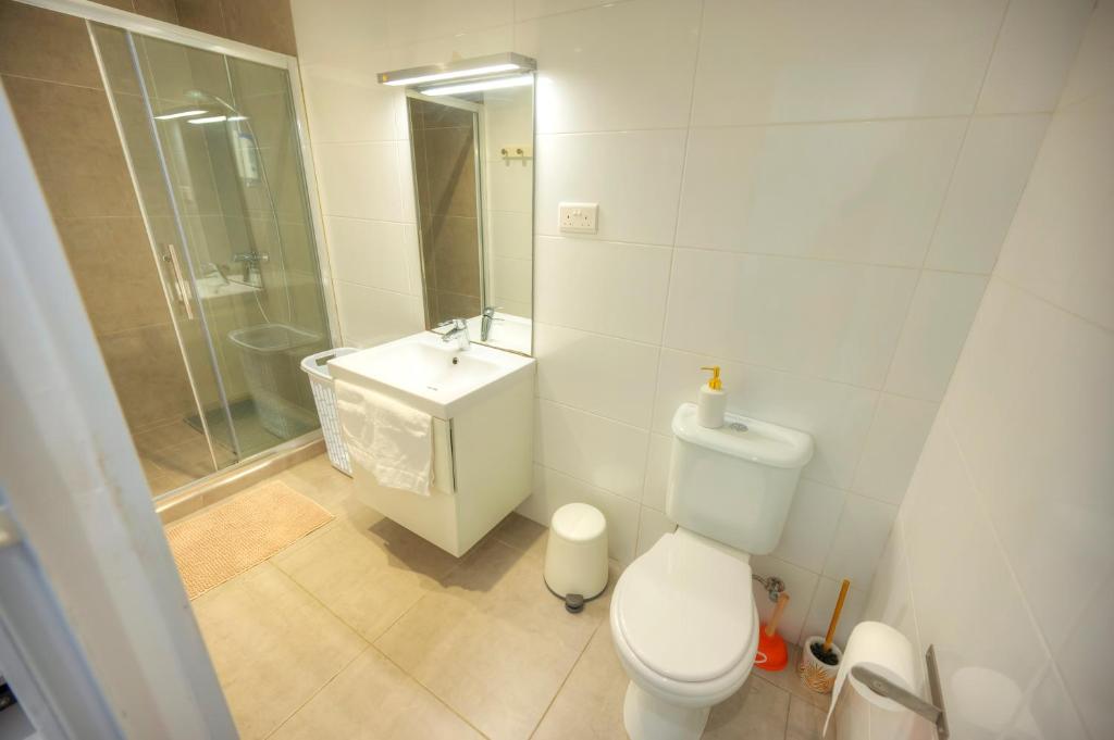 Koupelna v ubytování Seaview Sliema 30 seconds to High Street & Ferry, 2x Double En-suite Bedrooms, Modern Whole Traditional Townhouse, Kitchen, Living Area, & Roof Terrace