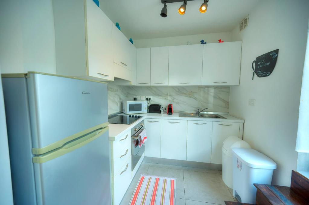 Kuchyň nebo kuchyňský kout v ubytování Seaview Sliema 30 seconds to High Street & Ferry, 2x Double En-suite Bedrooms, Modern Whole Traditional Townhouse, Kitchen, Living Area, & Roof Terrace