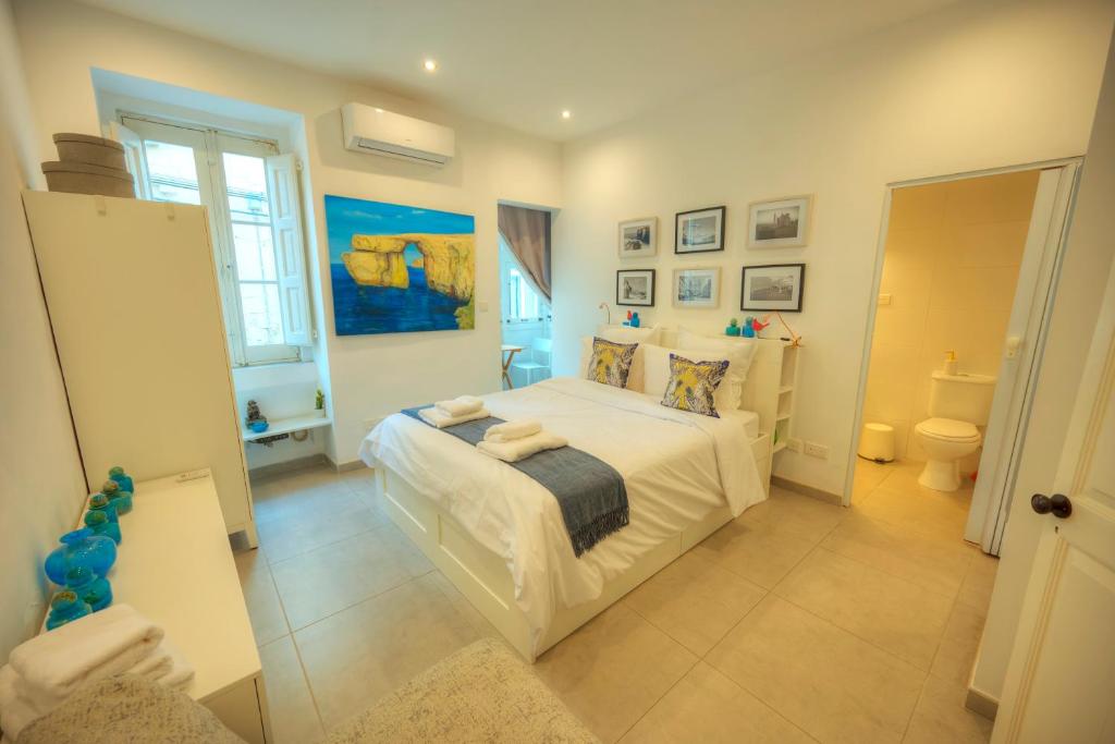 Postel nebo postele na pokoji v ubytování Seaview Sliema 30 seconds to High Street & Ferry, 2x Double En-suite Bedrooms, Modern Whole Traditional Townhouse, Kitchen, Living Area, & Roof Terrace