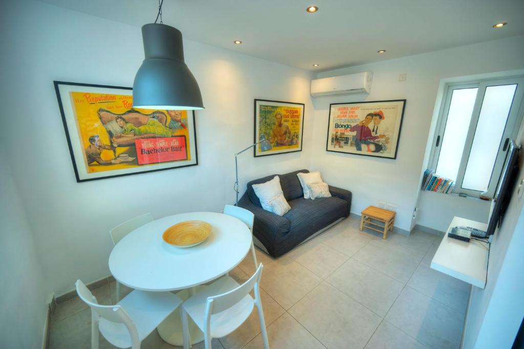 Posezení v ubytování Seaview Sliema 30 seconds to High Street & Ferry, 2x Double En-suite Bedrooms, Modern Whole Traditional Townhouse, Kitchen, Living Area, & Roof Terrace