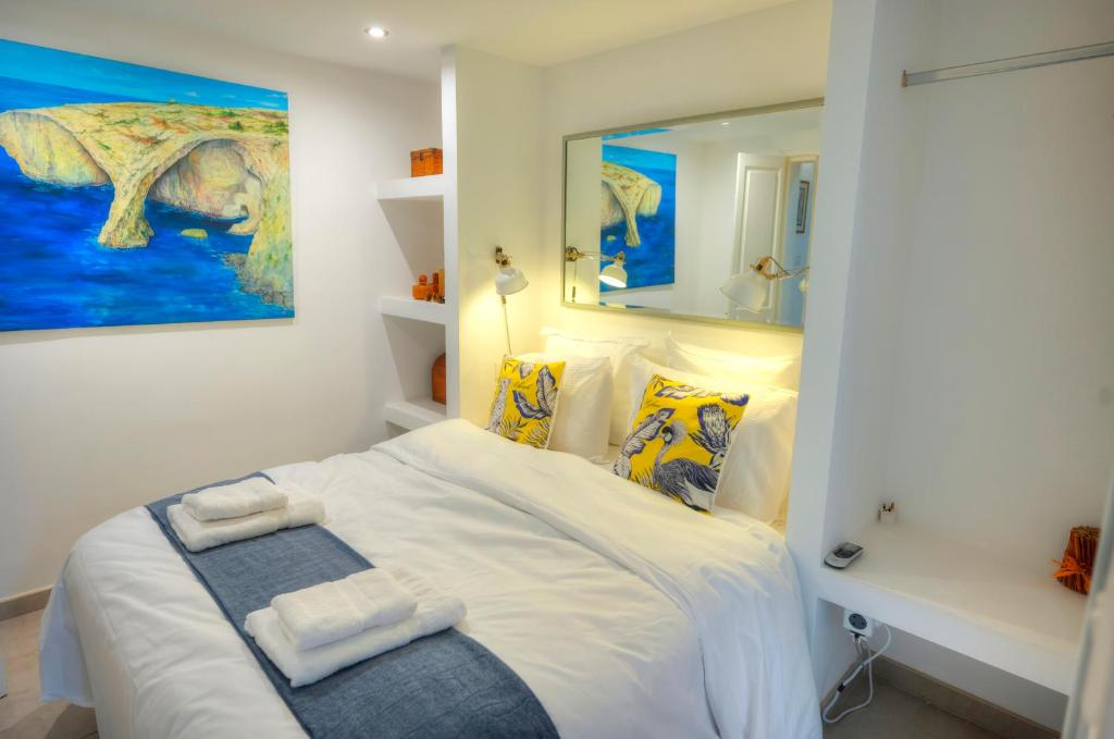 Postel nebo postele na pokoji v ubytování Seaview Sliema 30 seconds to High Street & Ferry, 2x Double En-suite Bedrooms, Modern Whole Traditional Townhouse, Kitchen, Living Area, & Roof Terrace