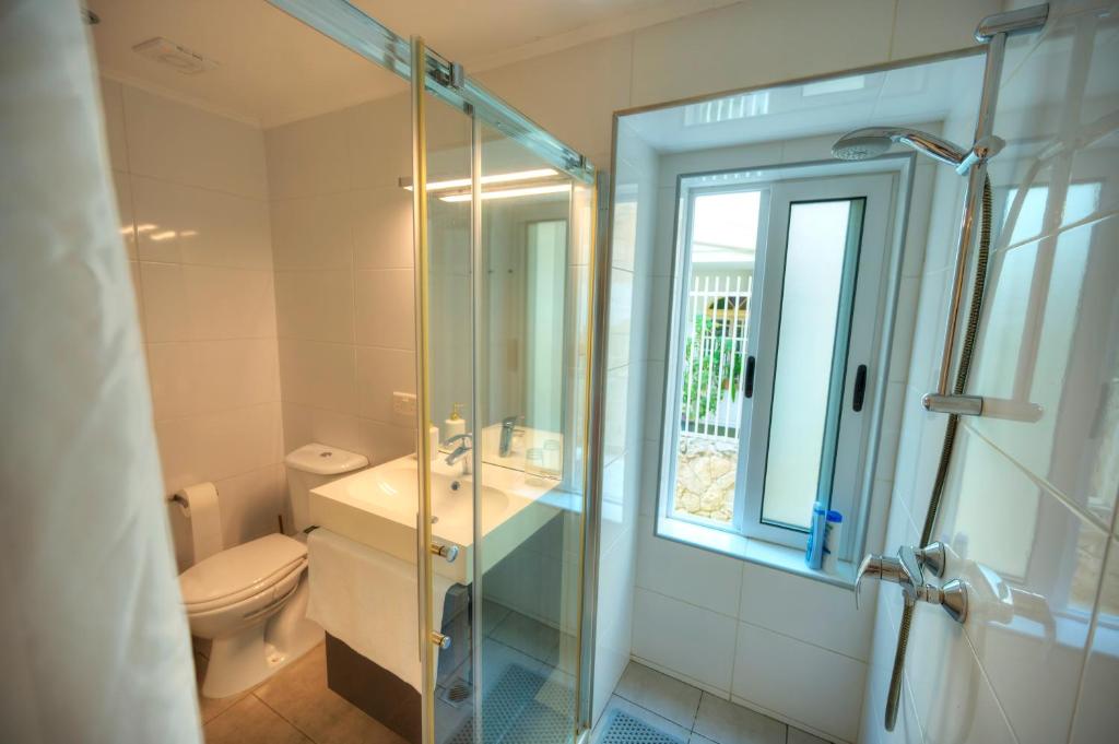 Koupelna v ubytování Seaview Sliema 30 seconds to High Street & Ferry, 2x Double En-suite Bedrooms, Modern Whole Traditional Townhouse, Kitchen, Living Area, & Roof Terrace