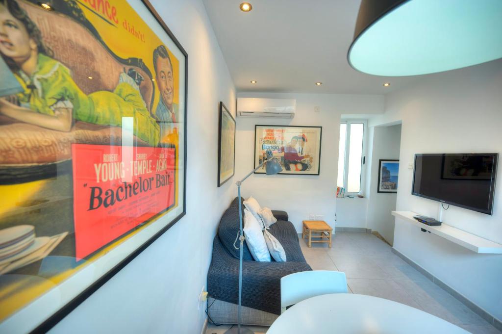 TV a/nebo společenská místnost v ubytování Seaview Sliema 30 seconds to High Street & Ferry, 2x Double En-suite Bedrooms, Modern Whole Traditional Townhouse, Kitchen, Living Area, & Roof Terrace
