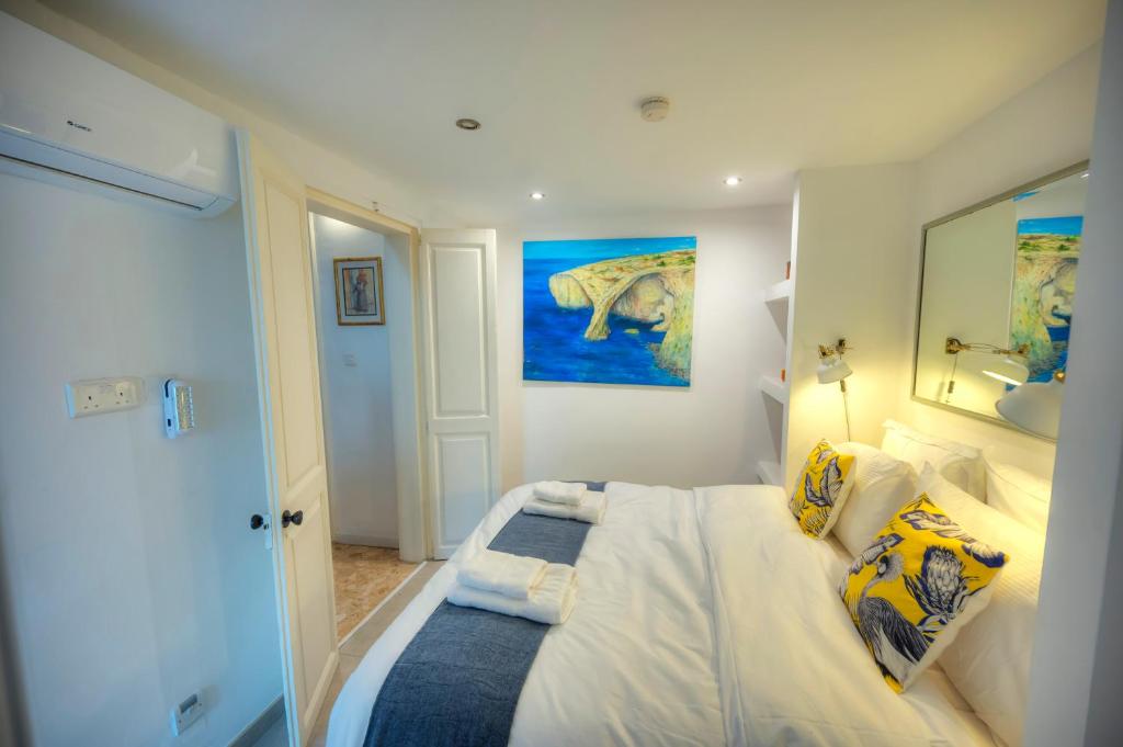 Postel nebo postele na pokoji v ubytování Seaview Sliema 30 seconds to High Street & Ferry, 2x Double En-suite Bedrooms, Modern Whole Traditional Townhouse, Kitchen, Living Area, & Roof Terrace