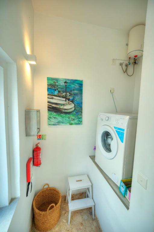Fotografie z fotogalerie ubytování Seaview Sliema 30 seconds to High Street & Ferry, 2x Double En-suite Bedrooms, Modern Whole Traditional Townhouse, Kitchen, Living Area, & Roof Terrace v destinaci Sliema