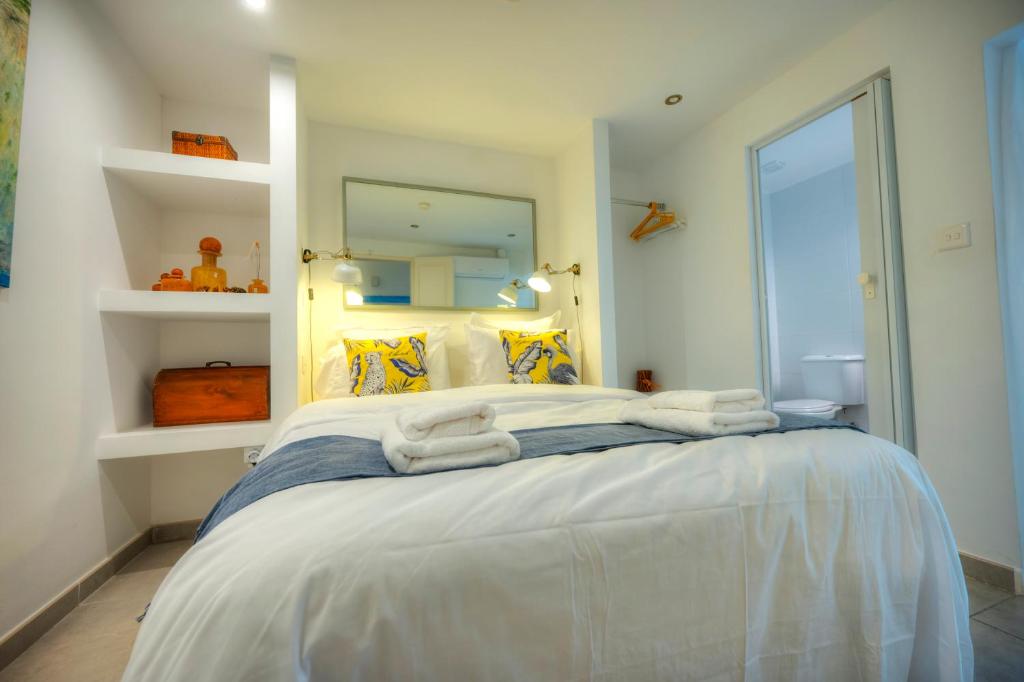 Postel nebo postele na pokoji v ubytování Seaview Sliema 30 seconds to High Street & Ferry, 2x Double En-suite Bedrooms, Modern Whole Traditional Townhouse, Kitchen, Living Area, & Roof Terrace