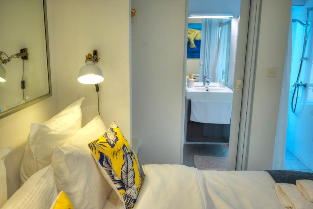 Postel nebo postele na pokoji v ubytování Seaview Sliema 30 seconds to High Street & Ferry, 2x Double En-suite Bedrooms, Modern Whole Traditional Townhouse, Kitchen, Living Area, & Roof Terrace
