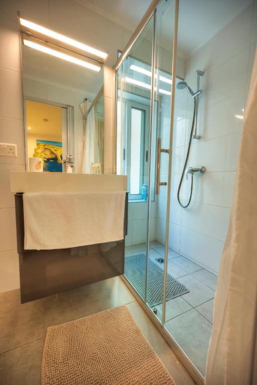 Koupelna v ubytování Seaview Sliema 30 seconds to High Street & Ferry, 2x Double En-suite Bedrooms, Modern Whole Traditional Townhouse, Kitchen, Living Area, & Roof Terrace