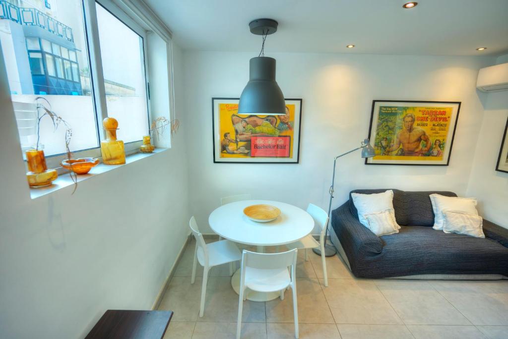 Posezení v ubytování Seaview Sliema 30 seconds to High Street & Ferry, 2x Double En-suite Bedrooms, Modern Whole Traditional Townhouse, Kitchen, Living Area, & Roof Terrace