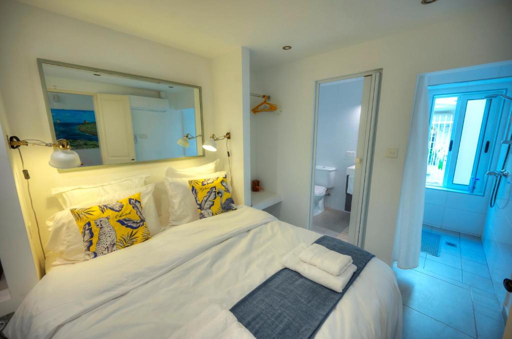 Postel nebo postele na pokoji v ubytování Seaview Sliema 30 seconds to High Street & Ferry, 2x Double En-suite Bedrooms, Modern Whole Traditional Townhouse, Kitchen, Living Area, & Roof Terrace