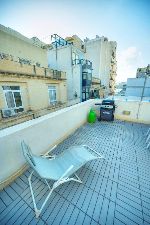 Balkón nebo terasa v ubytování Seaview Sliema 30 seconds to High Street & Ferry, 2x Double En-suite Bedrooms, Modern Whole Traditional Townhouse, Kitchen, Living Area, & Roof Terrace