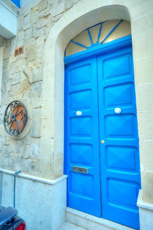 Fotografie z fotogalerie ubytování Seaview Sliema 30 seconds to High Street & Ferry, 2x Double En-suite Bedrooms, Modern Whole Traditional Townhouse, Kitchen, Living Area, & Roof Terrace v destinaci Sliema