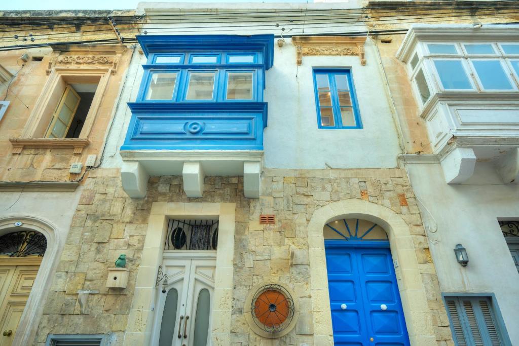 Fotografie z fotogalerie ubytování Seaview Sliema 30 seconds to High Street & Ferry, 2x Double En-suite Bedrooms, Modern Whole Traditional Townhouse, Kitchen, Living Area, & Roof Terrace v destinaci Sliema