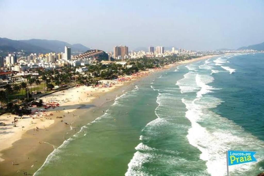 an aerial view of a beach with people and buildings at Espaço Aconchegante no coração da Praia da Enseada in Guarujá