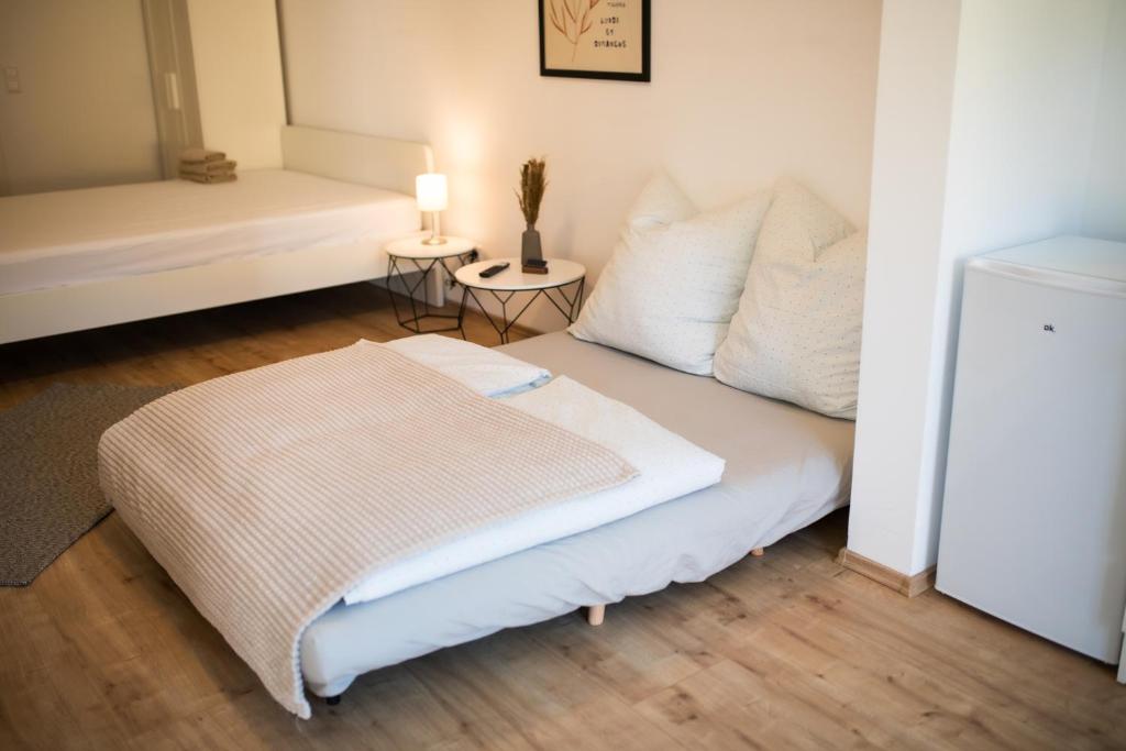 Postel nebo postele na pokoji v ubytování HUGOS Studio Apartment