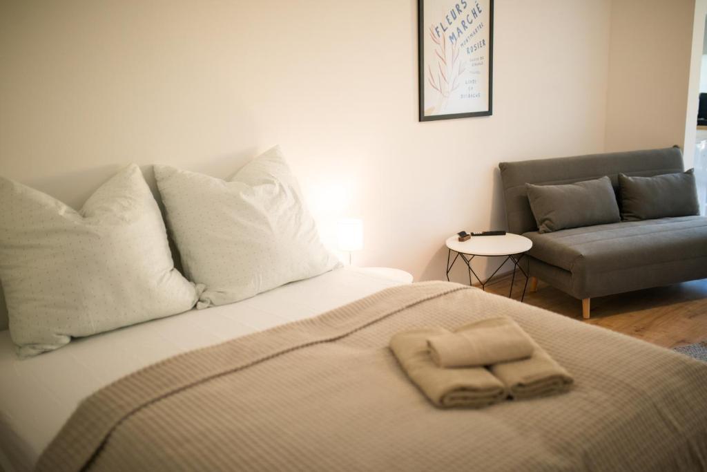 Postel nebo postele na pokoji v ubytování HUGOS Studio Apartment
