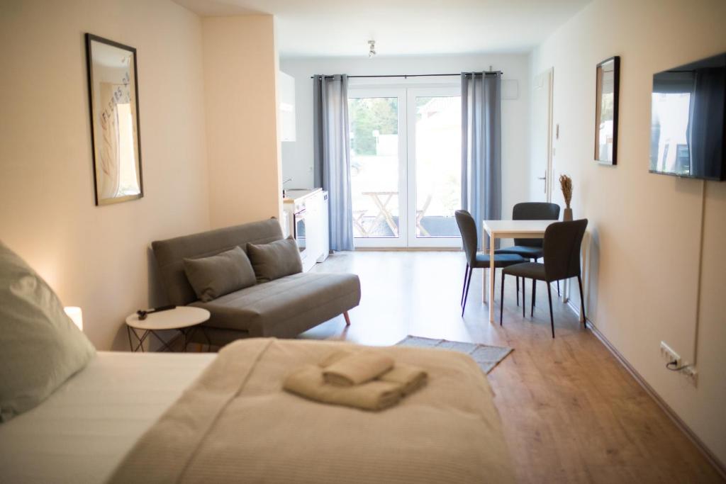 Posezení v ubytování HUGOS Studio Apartment