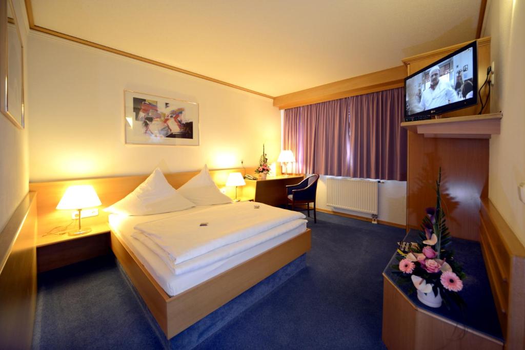Postel nebo postele na pokoji v ubytování Hotel Bavaria Brehna