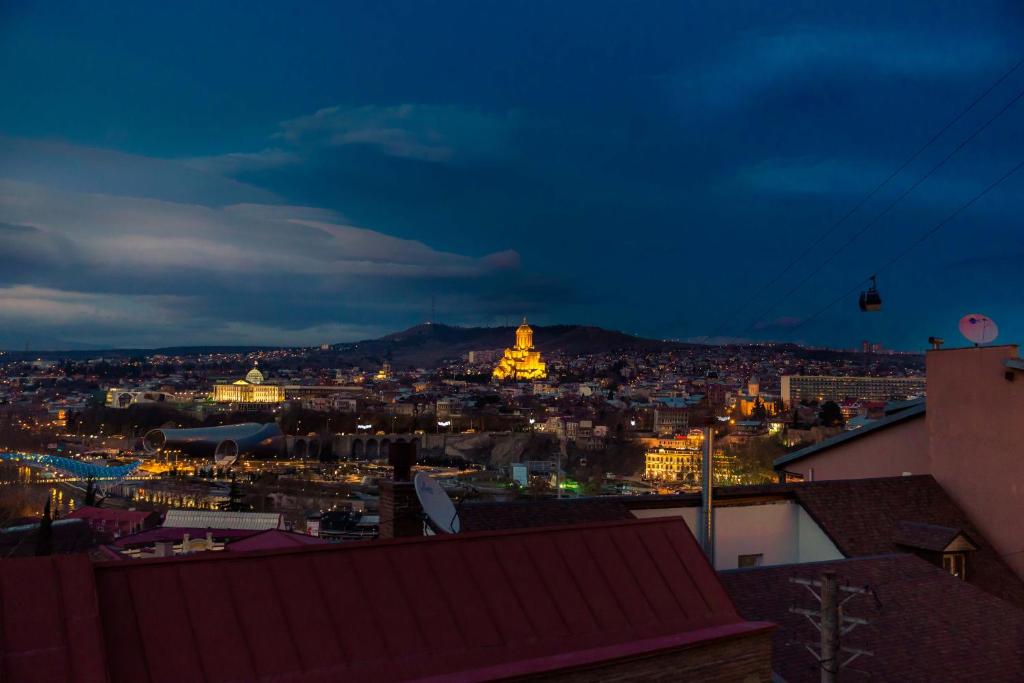 Blick auf die Stadt in der Nacht in der Unterkunft Apartamenti Gomi 17 in Tbilisi City