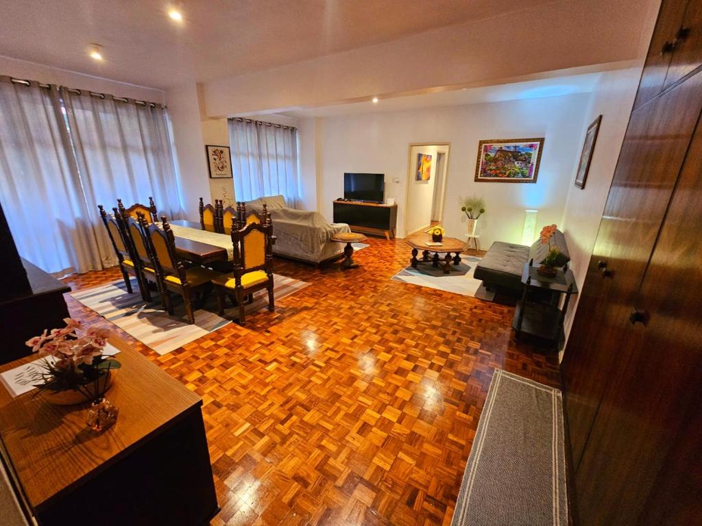 Una televisión o centro de entretenimiento en APARTAMENTO INTEIRO GIGANTE CENTRO de PORTO ALEGRE SANTA CASA 200M PERTO DE TUDO