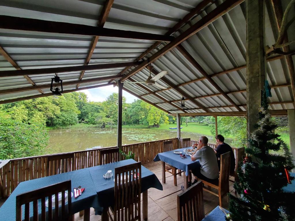 Restaurace v ubytování Clay Hut Village