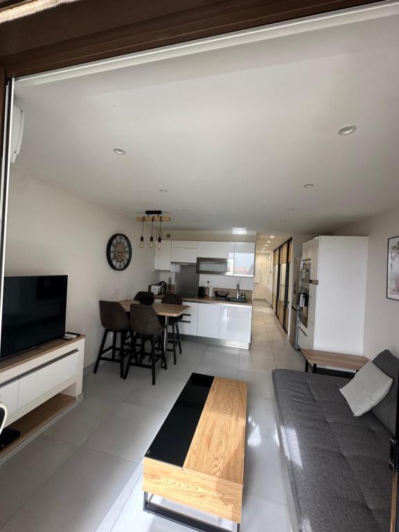 un salon avec un canapé et une table dans l'établissement T2 Hyeres La Bergerie vue mer 50 M de la plage, à Hyères