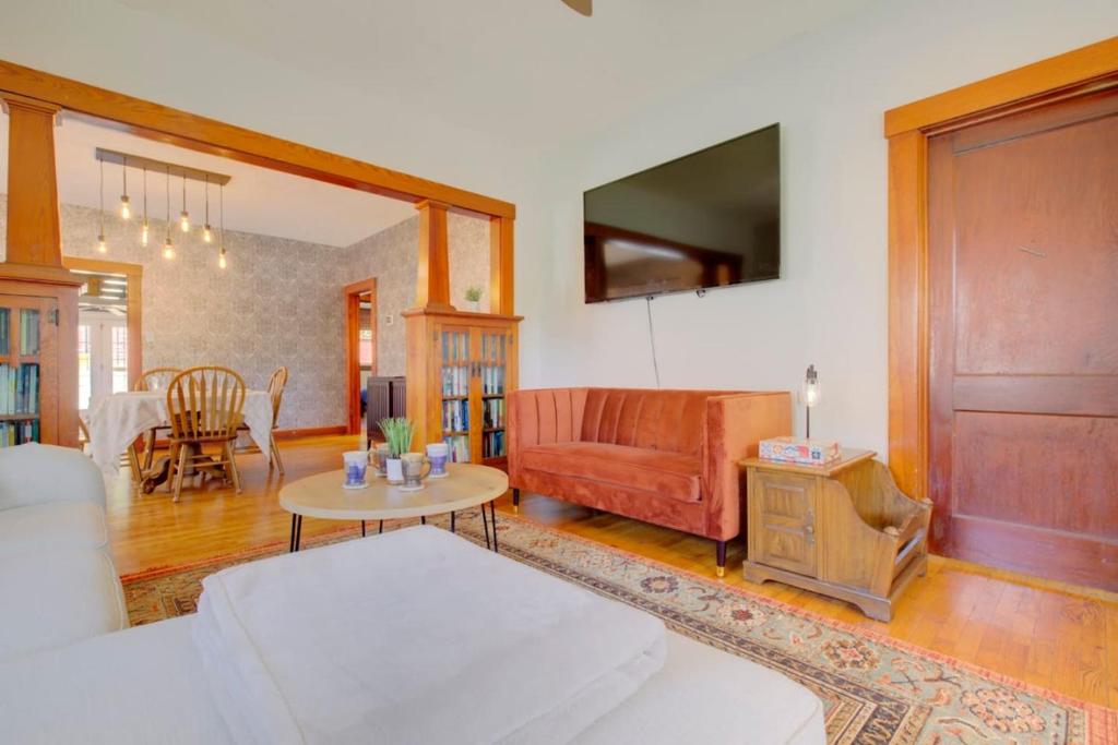 un soggiorno con un divano e un tavolo di The Charming Bungalow 2BD 1BTH a Manhattan