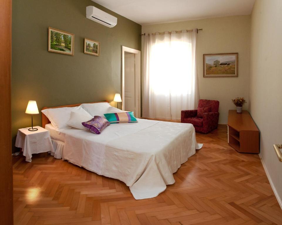 En eller flere senge i et værelse på Gianina Apartment