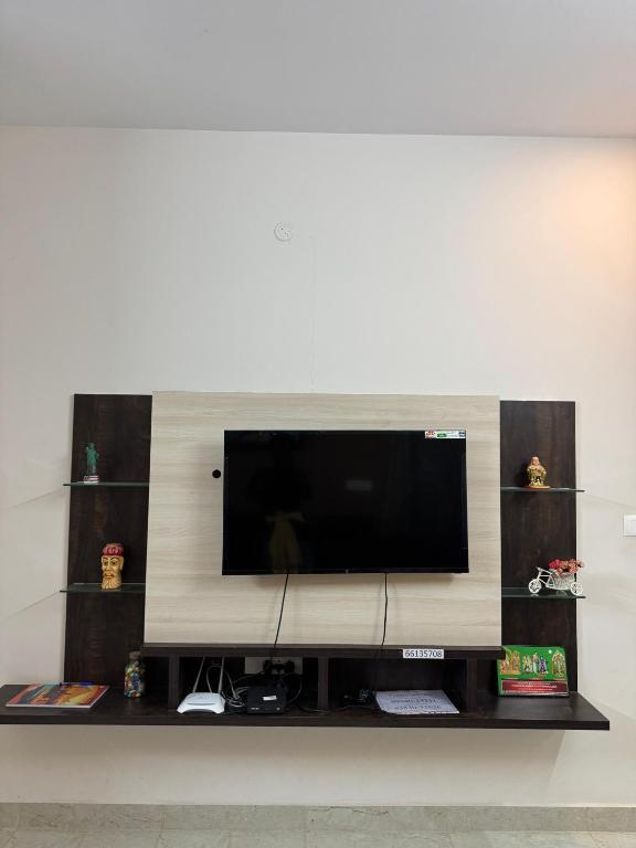 TV a/nebo společenská místnost v ubytování HOME STAY at SRIRAM VILLA Kumbakonam