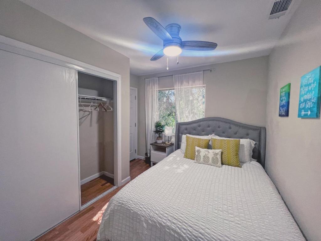 ein Schlafzimmer mit einem Bett mit Deckenventilator in der Unterkunft Calligraphy home with Private Deck near SDSU in San Diego