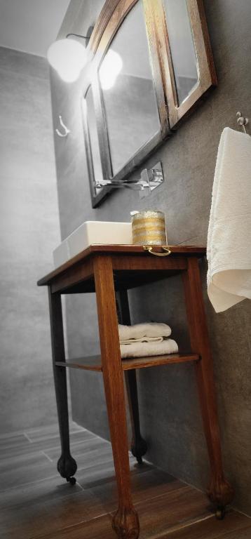 einen Badezimmertisch mit einem Spiegel und einem Waschbecken in der Unterkunft Excelente Departamento en Av. Del Libertador in Buenos Aires