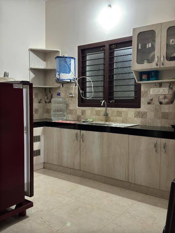 Kuchyň nebo kuchyňský kout v ubytování HOME STAY at SRIRAM VILLA Kumbakonam
