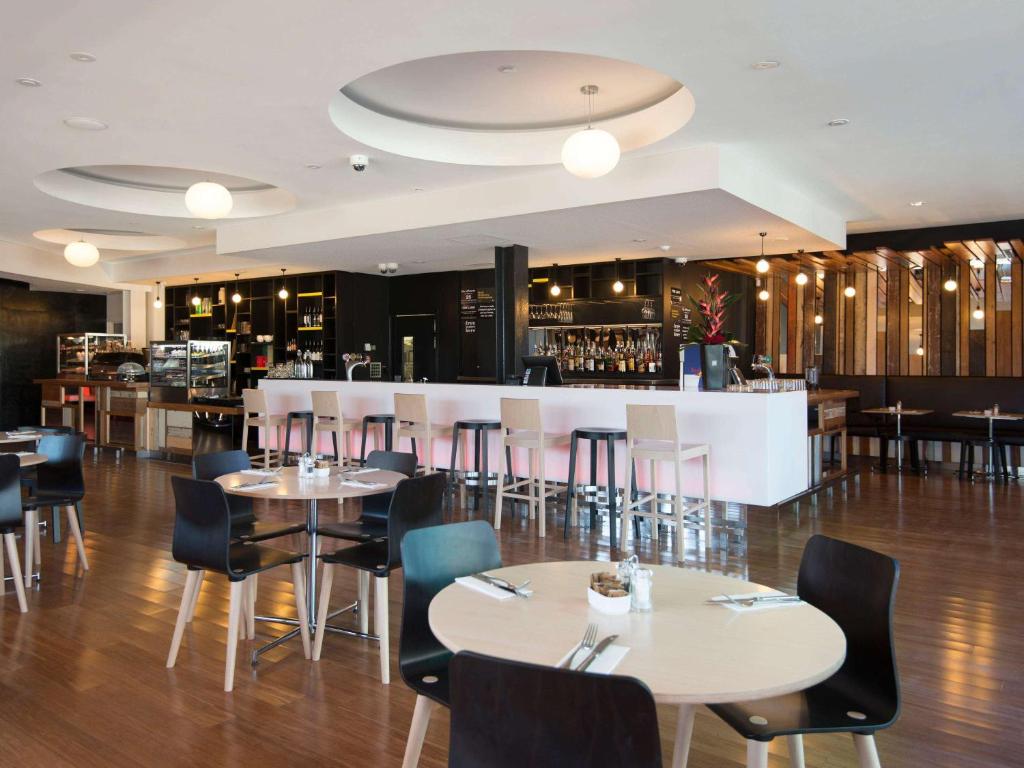 Restaurace v ubytování BreakFree on Cashel, an Accor Hotel