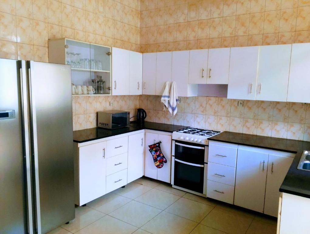 Η κουζίνα ή μικρή κουζίνα στο FANTASTIC HOMEs SUITE KIGALI