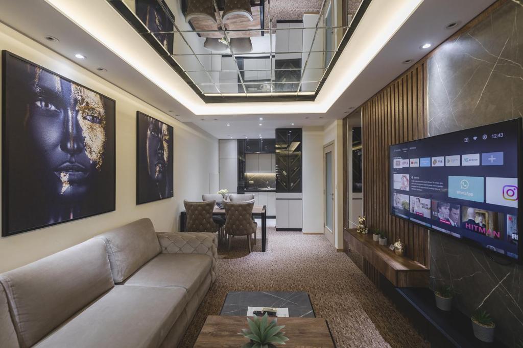 TV a/nebo společenská místnost v ubytování Harmony Apartments