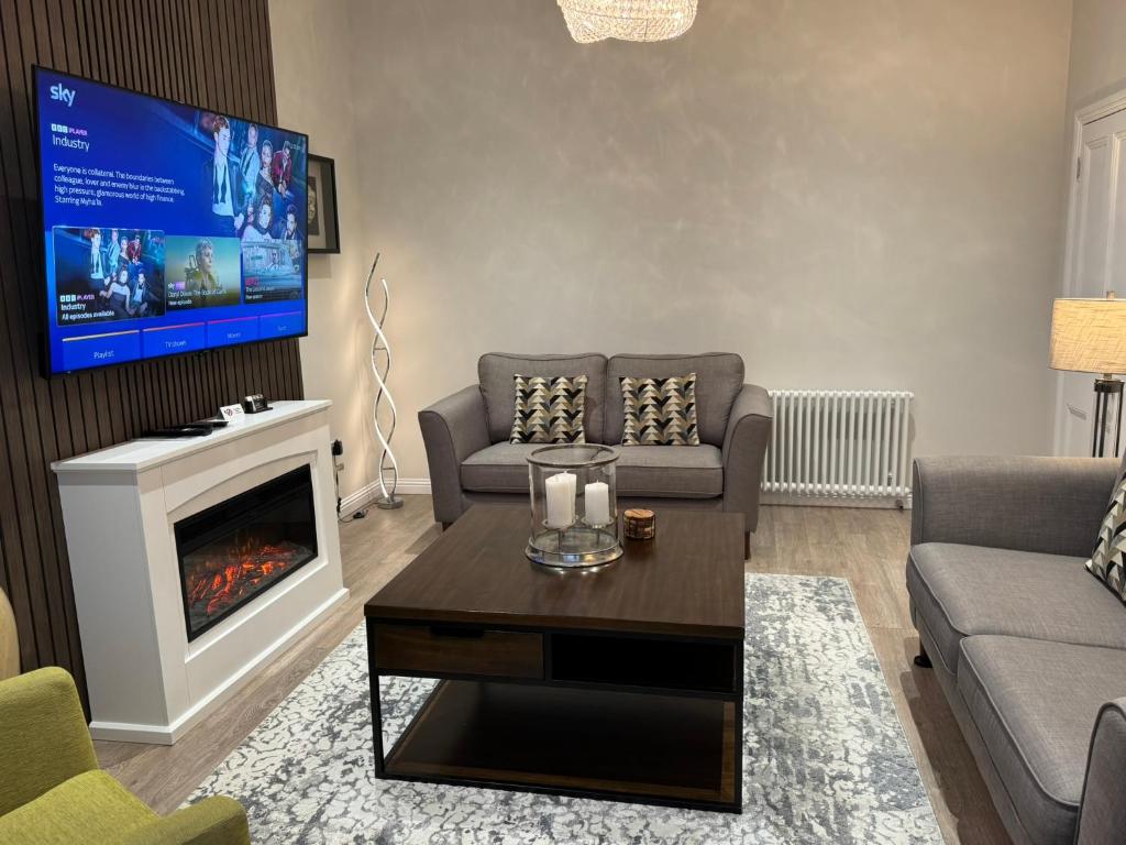 Posezení v ubytování Luxury 2 Bedroom Cottage
