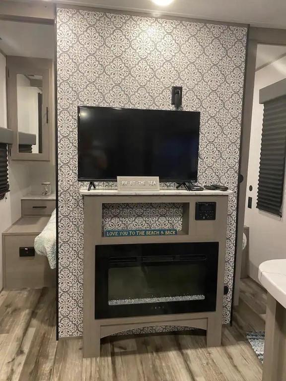 TV a/nebo společenská místnost v ubytování RV by the Sea - Glamping in the Keys - Sleeps 6