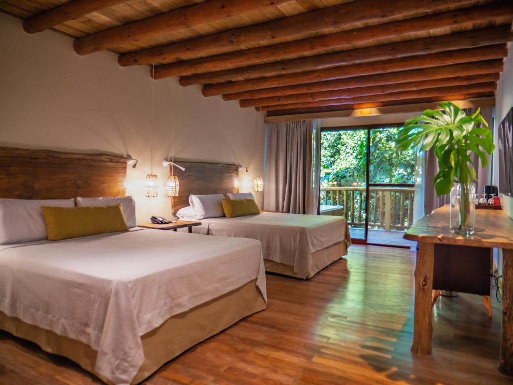 Postel nebo postele na pokoji v ubytování La Aldea De La Selva Lodge