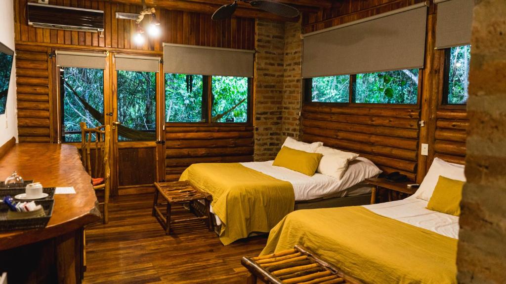 Postel nebo postele na pokoji v ubytování La Aldea De La Selva Lodge