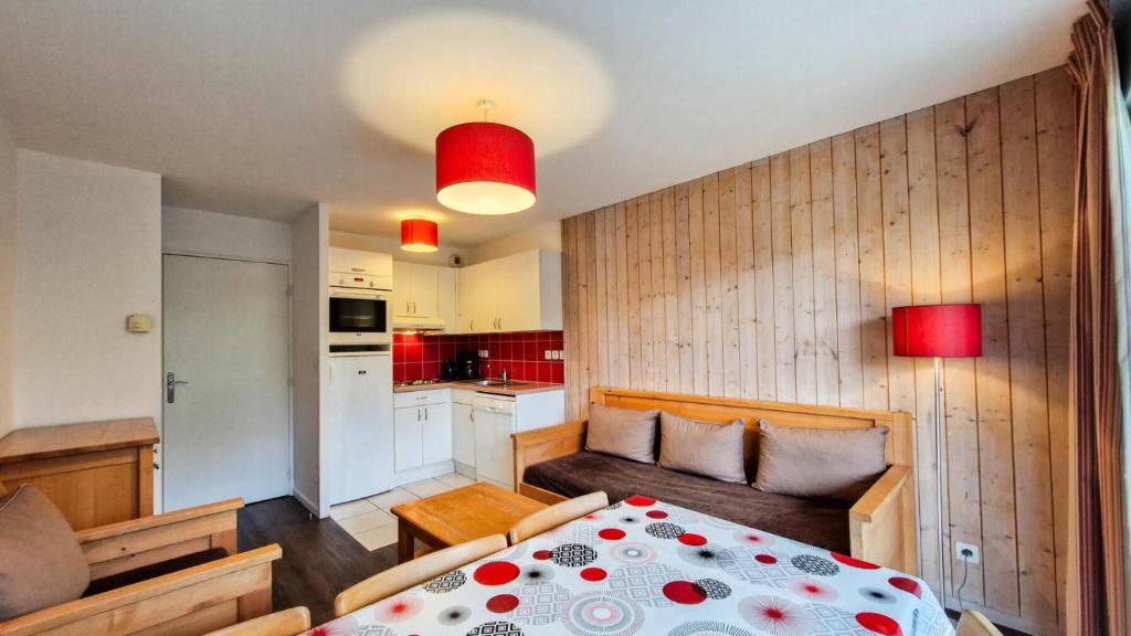 Cette petite chambre comprend un lit et une cuisine. dans l'établissement Résidence Les Pleiades - Appartement lumineux avec balcon · Centre station · Parking couvert MAE-7379, à Flaine