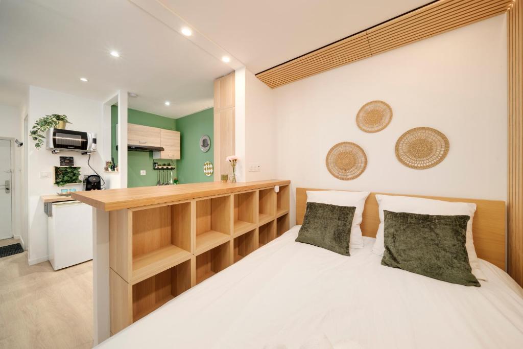 a bedroom with a bed and a kitchen at Le Cosy de Saint Epvre - Studio - 2 Pers in Nancy