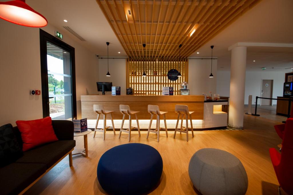 拉特斯特德布赫Holiday Inn Express - Arcachon - La Teste by IHG的带沙发、椅子和柜台的客厅