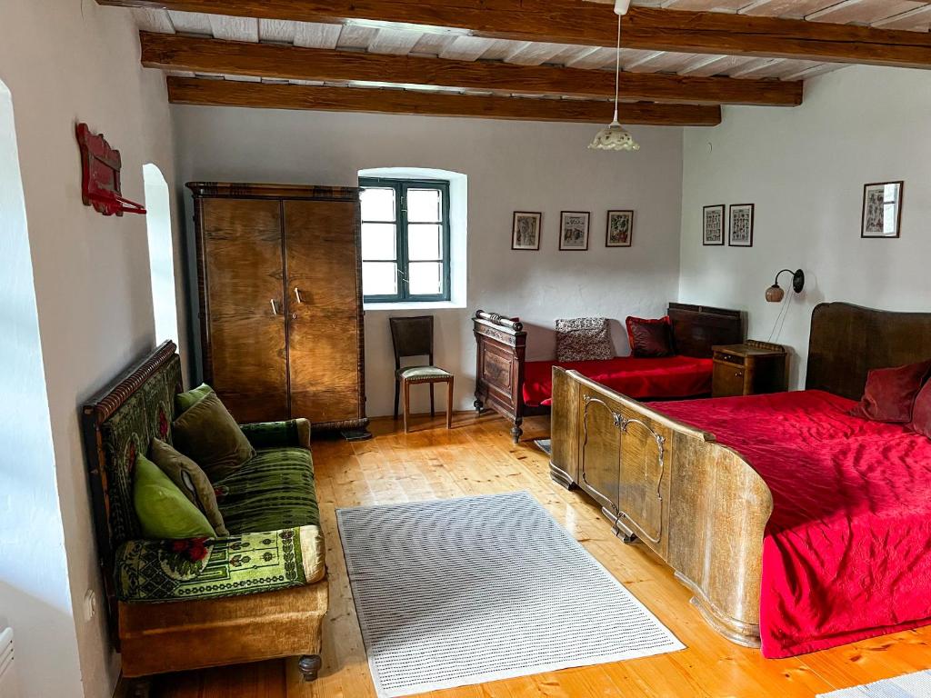una sala de estar con una cama y un sofá en Füge Major, en Balatonlelle