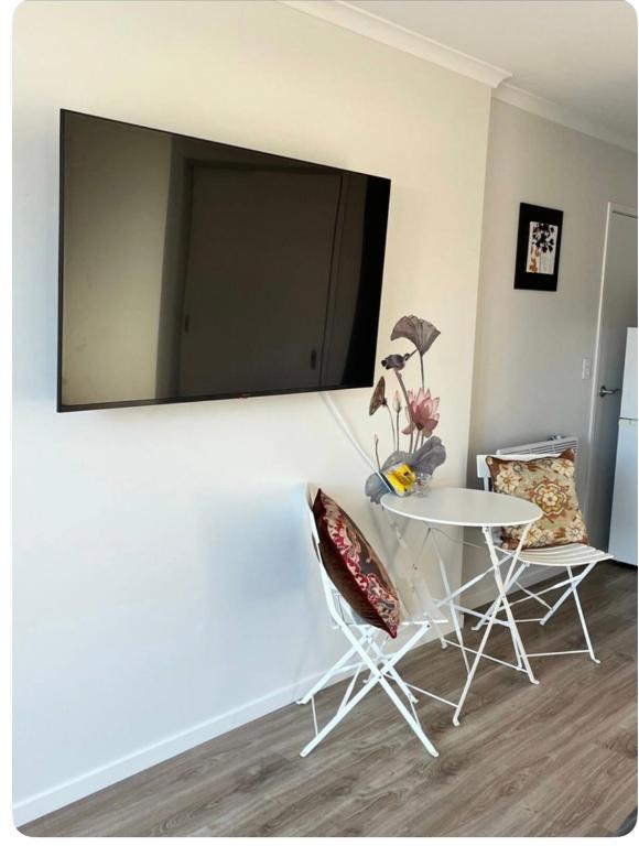 TV a/nebo společenská místnost v ubytování Lakeside cozy studio