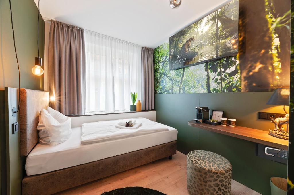 Postel nebo postele na pokoji v ubytování JUNGLE No5 Boutique Hotel - Stuttgart City-Center