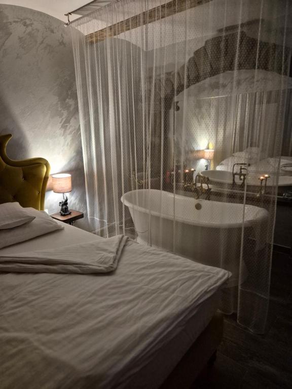 Un pat sau paturi într-o cameră la Apartmán Moment Banská Štiavnica