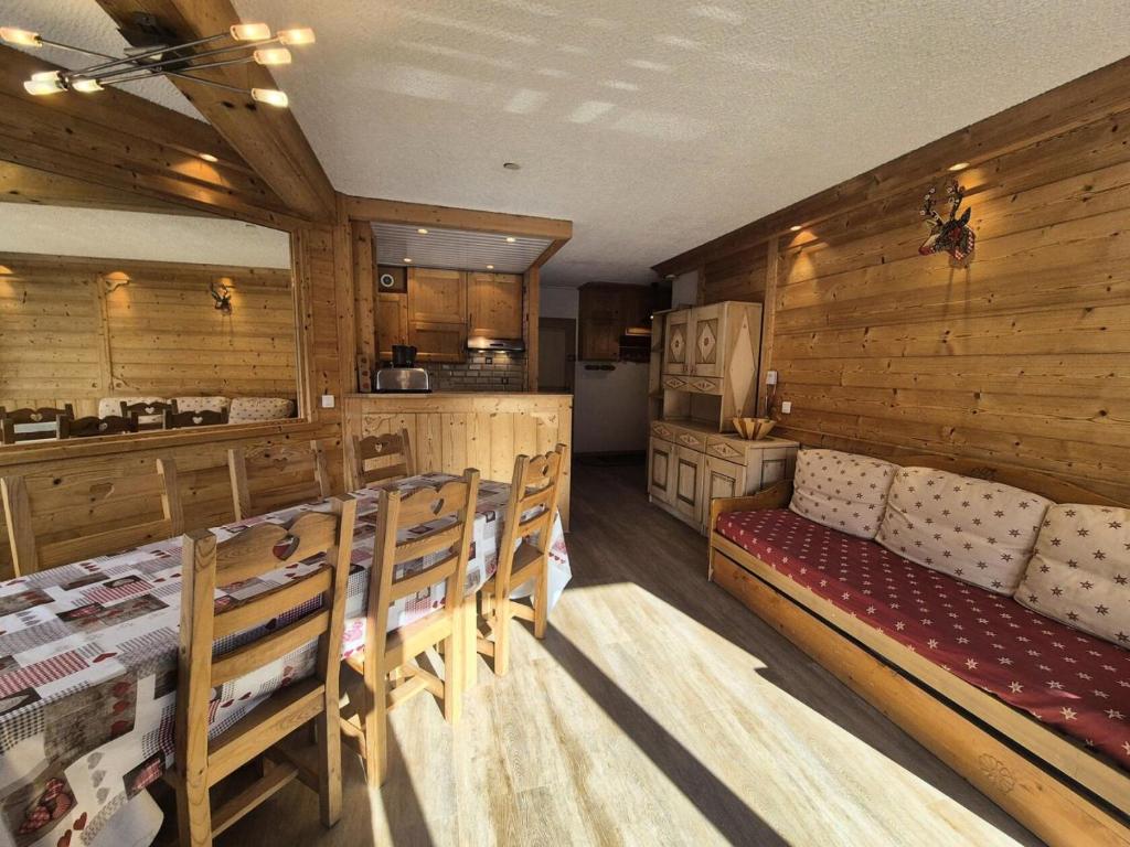 une cuisine et une salle à manger avec une table et des chaises dans l'établissement Résidence Curling B Tour - Appartement dans le secteur du Val Claret MAE-2454, à Tignes