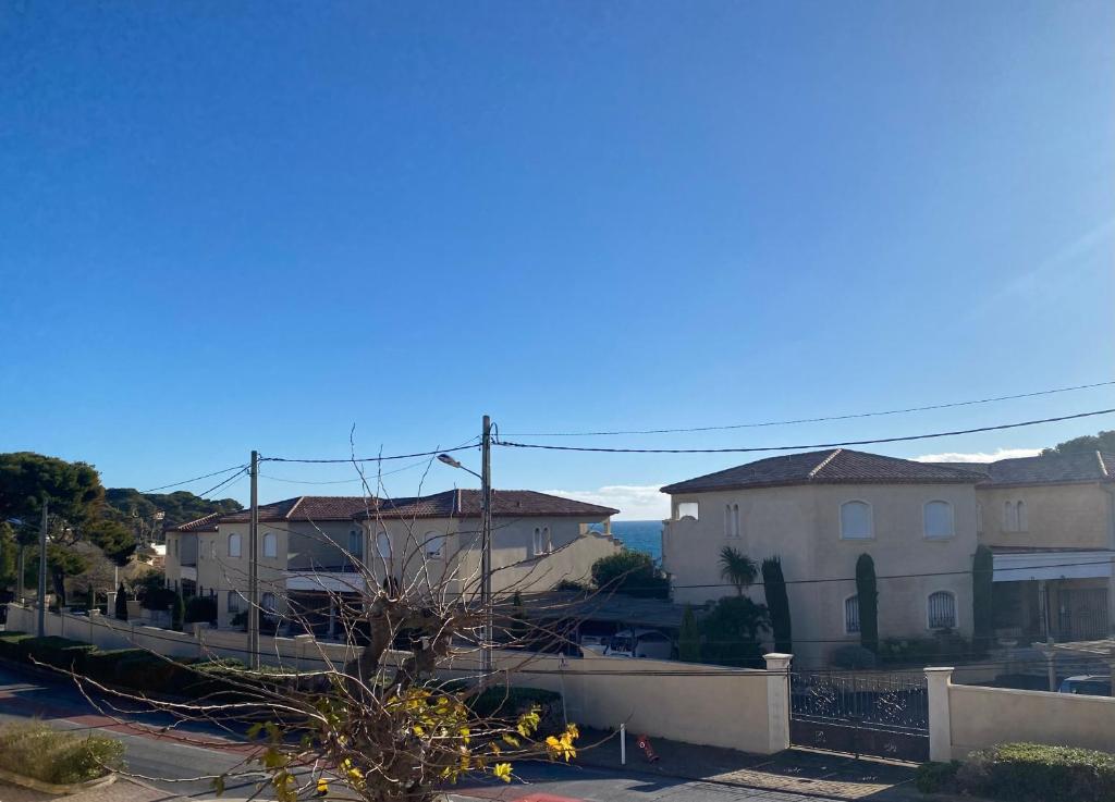 Photo de la galerie de l'établissement T2 avec terrasse à 2 mm a pied des calanques, à Carry-le-Rouet